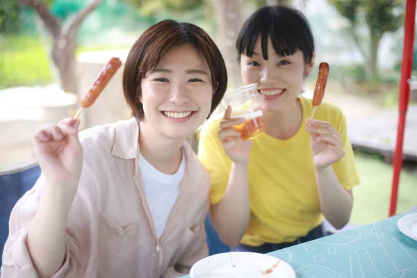 Glada Unga Asiatiska Kvinnor Matlagning Och Äta Festen Utomhus — Stockfoto