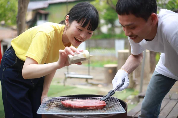 Ázsiai Pár Főzés Barbecue — Stock Fotó
