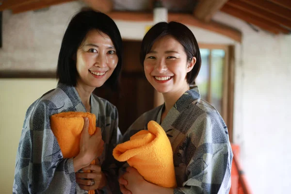 Sarı Havluları Olan Mutlu Gülümseyen Japon Kadınlar Sıcak Bahar Banyosuna — Stok fotoğraf