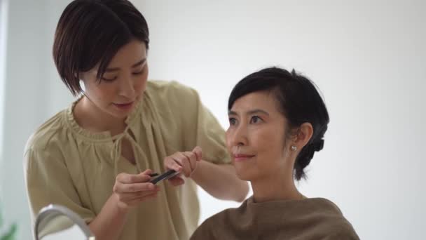 Makyaj Sanatçısı Müşteriyle Güzellik Salonunda Çalışıyor — Stok video