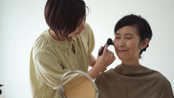Makyaj Sanatçısı Kuaförde Müşterinin Yüzüne Makyaj Yapıyor — Stok video