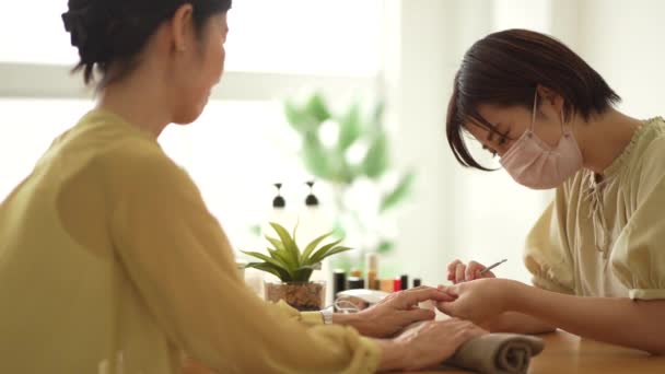 Jovem Asiático Mulher Fazendo Manicure Para Ela Cliente Salão — Vídeo de Stock