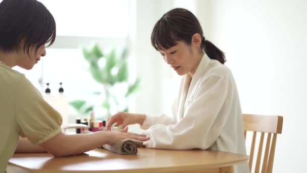Giovane Donna Asiatica Fare Manicure Suo Cliente Salone — Video Stock