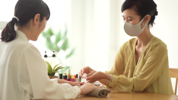 Jong Aziatische Vrouw Het Maken Van Manicure Voor Haar Klant — Stockvideo