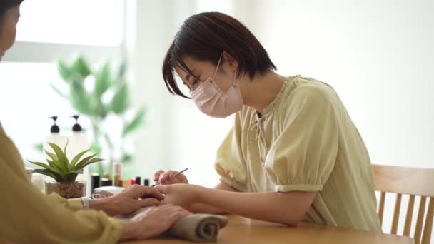 Jong Aziatische Vrouw Het Maken Van Manicure Voor Haar Klant — Stockvideo