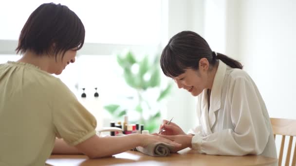 Jovem Asiático Mulher Fazendo Manicure Para Ela Cliente Salão — Vídeo de Stock