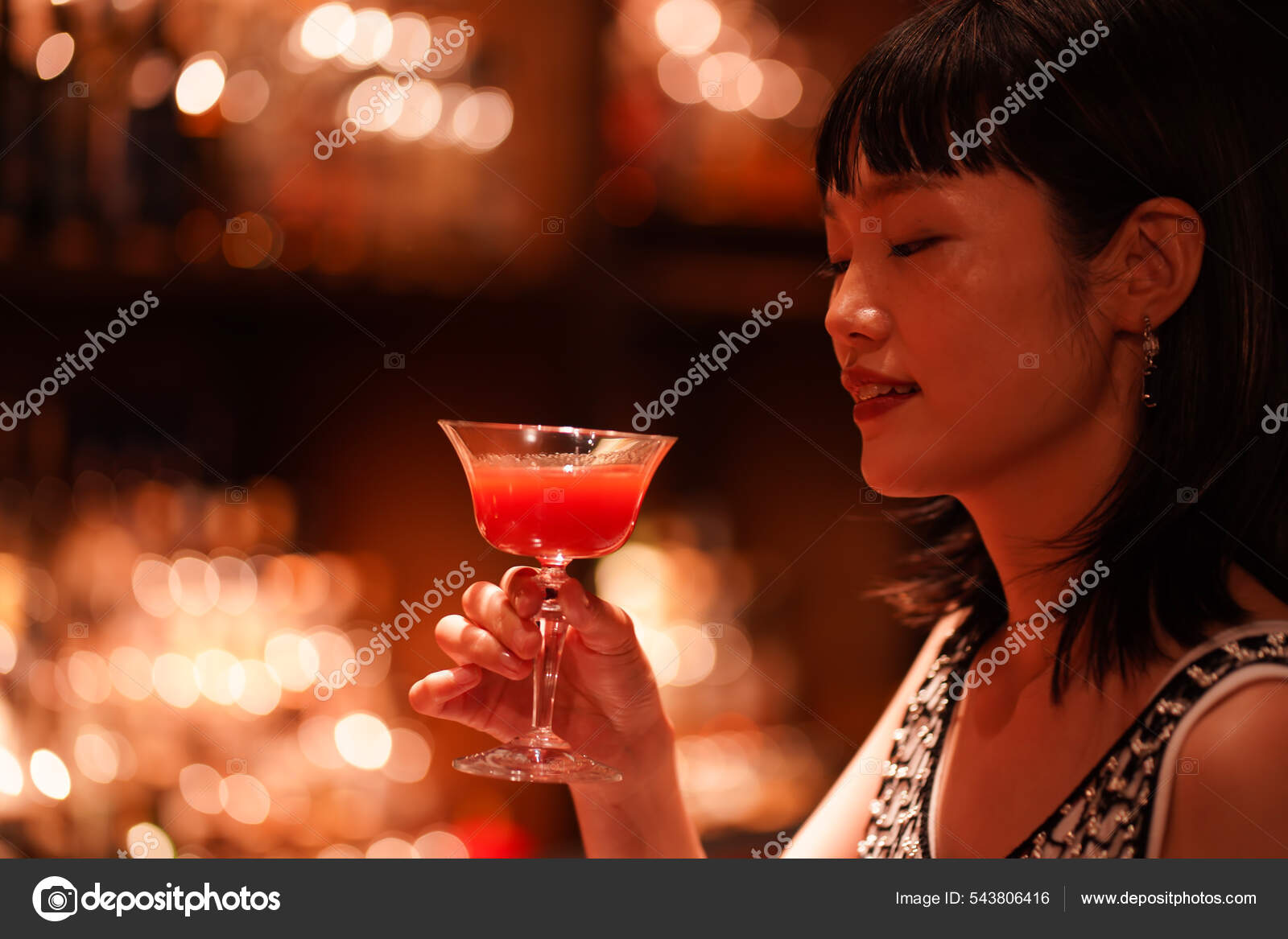 Hermosa Chica Bebiendo Bar Cerca: fotografía de stock © yamasan #543806416  | Depositphotos