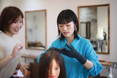 Profesyonel saç stili ustası olan bir grup Asyalı.