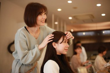 Kuaför kuaför kuaföründe müşterinin saçını yapıyor. 