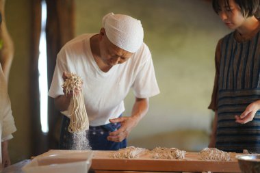 Geleneksel Japon yemeği yapma süreci