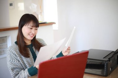 Genç Japon kadın baskı fotoğrafları.