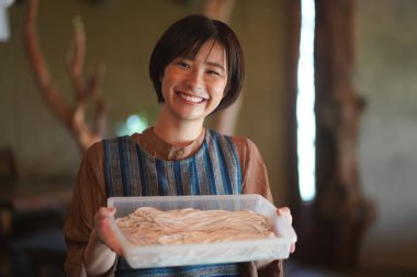 Geleneksel Japon yemeği yapma süreci