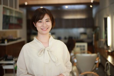 Gülümseyen genç bir kadının portresi