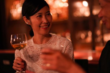 Barda alkol kokteyli içmek.