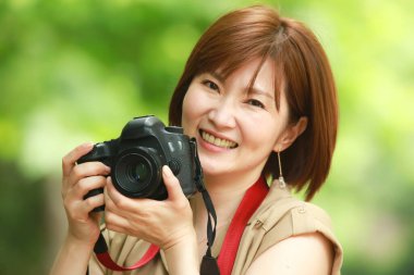 Asyalı güzel bir fotoğrafçının portresi.