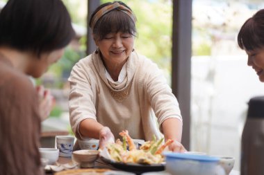 Geleneksel Japon yemeği yapma süreci