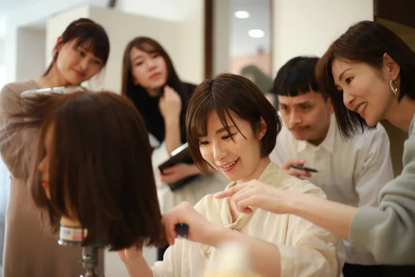 美容師の生徒は髪を切る方法を学び — ストック写真
