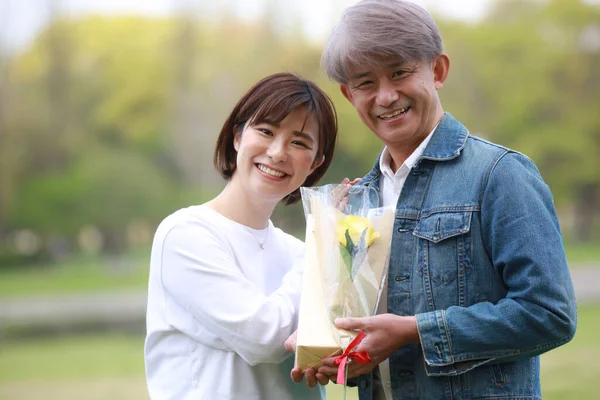 Aziatische Man Vrouw Met Aanwezig Het Park — Stockfoto