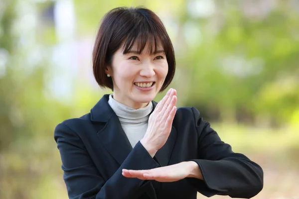年轻美丽的亚洲女人手拉手在公园里摆姿势 — 图库照片