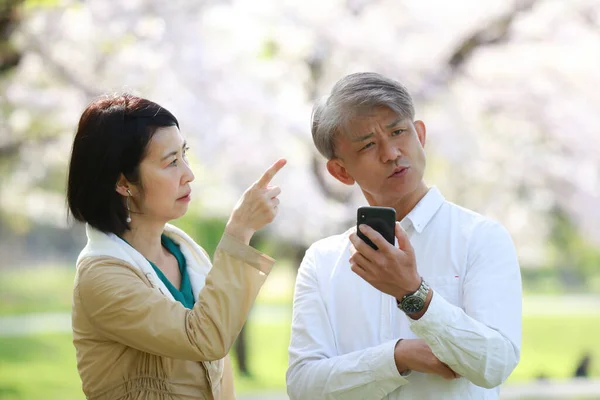 Asiatico Uomo Donna Indicando Nel Parco — Foto Stock