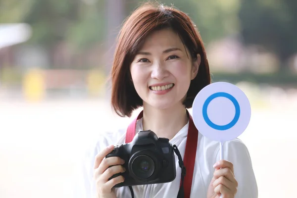 Junge Schöne Asiatische Frau Mit Kamera Park — Stockfoto