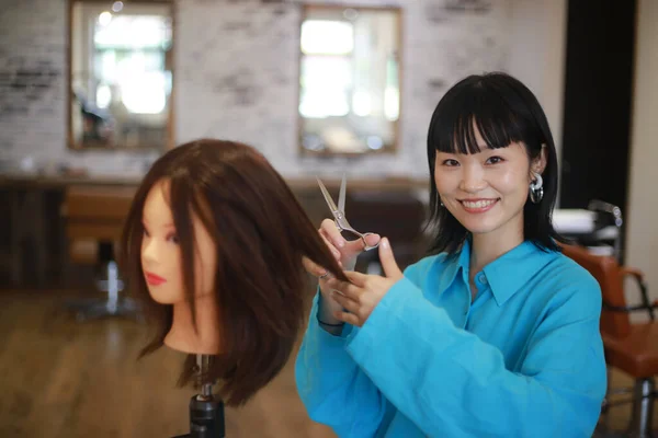 Cabeleireiro Fazendo Corte Cabelo Manequim — Fotografia de Stock