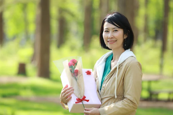 Asyalı Kadın Holding Çiçek — Stok fotoğraf