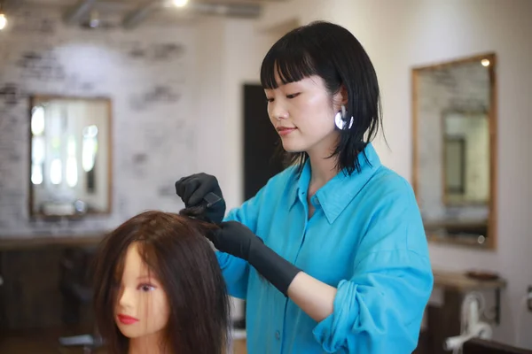 Hairdresser Learning Style Hair Mannequin — Stock Photo, Image