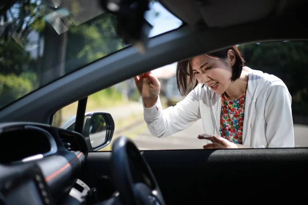 Beautiful Asian Young Woman Can Get Car — Stock Photo, Image