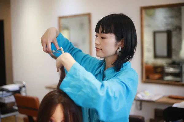 Kuaför Öğrenci Saç Kesmeyi Öğreniyor — Stok fotoğraf