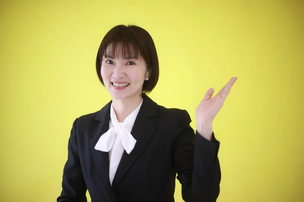 Asian Businesswoman Showing Hand Isolated Yellow — Stock Photo, Image