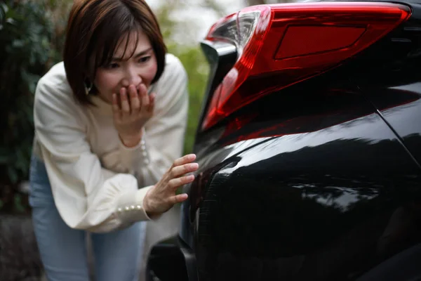 Asyalı Genç Bir Kadının Arabayla Sorunu Var — Stok fotoğraf