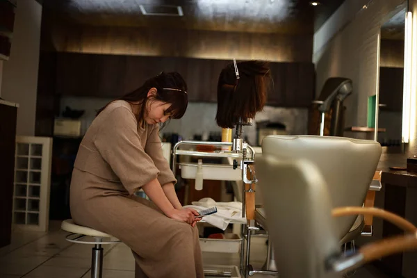 Jeune Femme Dans Salon Beauté — Photo