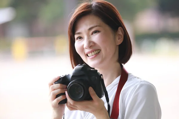 Schöne Asiatische Junge Frau Fotograf Freien — Stockfoto