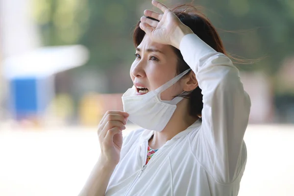 Junge Schöne Asiatische Frau Setzen Auf Gesichtsmaske Park — Stockfoto