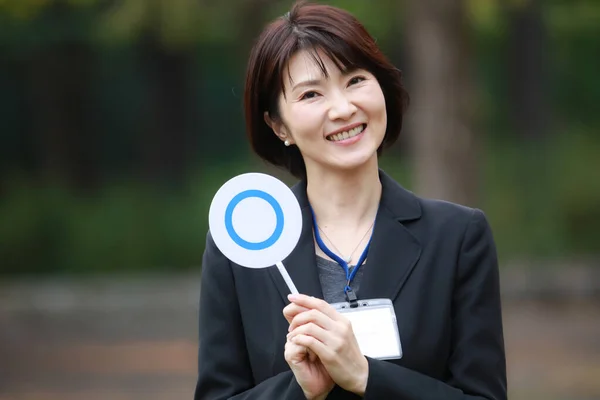 Asiatische Junge Geschäftsfrau Zeigt Kreisschild Freien — Stockfoto