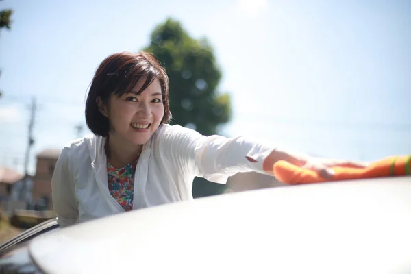 Schön Asiatische Junge Frau Reinigung Auto — Stockfoto
