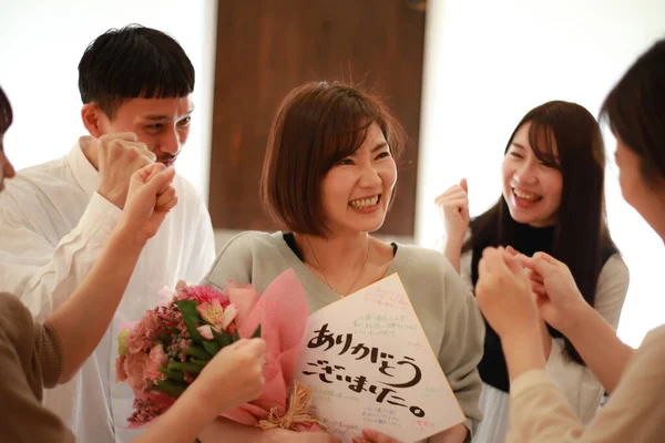 Šťastná Asijská Žena Obdrží Dárek Kolegů Kvůli Převodu Práce — Stock fotografie