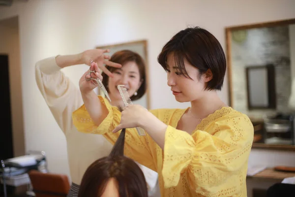 Збільшений Портрет Азійських Перукарів Створює Новий Стиль Волосся Клієнта — стокове фото