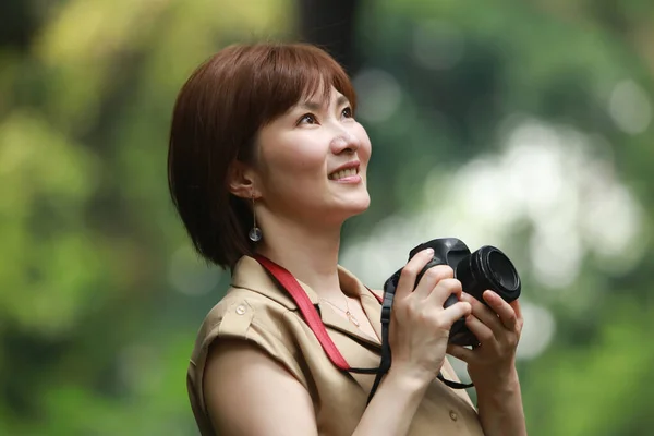 年轻美丽的亚洲女子 带着照相机 — 图库照片