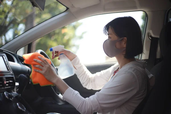 Όμορφη Ασιατική Νεαρή Γυναίκα Στο Πρόσωπο Μάσκα Καθαρισμού Αυτοκινήτου — Φωτογραφία Αρχείου