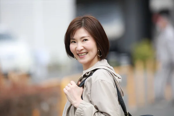 公園を歩く若い美しいアジア人女性 — ストック写真