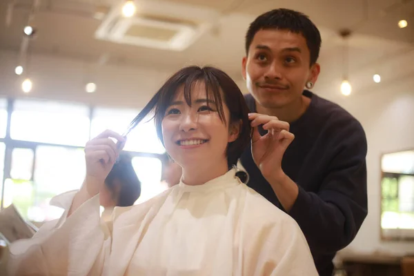 Hermosa Asiática Joven Mujer Haciendo Peinado Salon — Foto de Stock