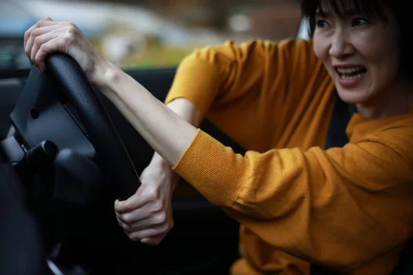 Assustado Bonito Asiático Jovem Mulher Roda Carro — Fotografia de Stock