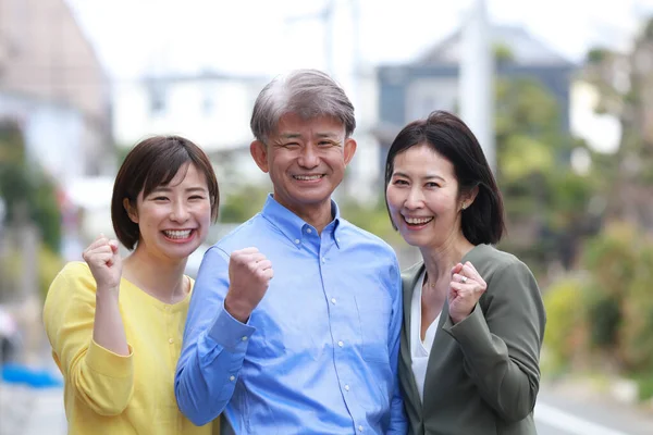 Asiatiska Affärsmän Med Knytnävar Parken — Stockfoto