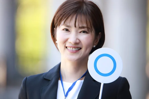 Schöne Asiatische Junge Geschäftsfrau Zeigt Zeichen Freien — Stockfoto