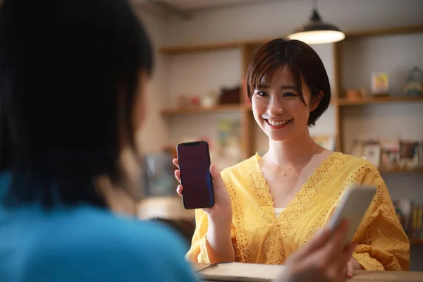 Ung Leende Kvinna Håller Smartphone Med Tom Skärm — Stockfoto