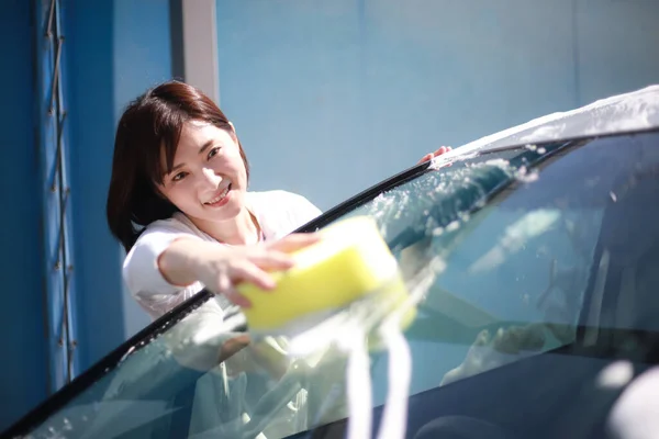 Güzel Asyalı Genç Kadın Araba Temizliyor — Stok fotoğraf