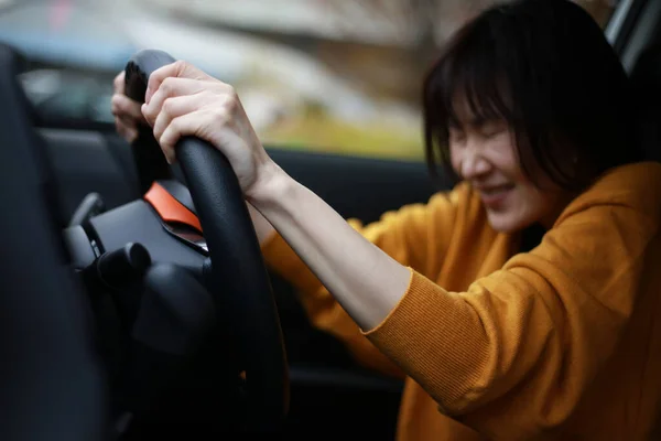 Przestraszony Piękny Azji Młody Kobieta Kierownicą Samochód — Zdjęcie stockowe