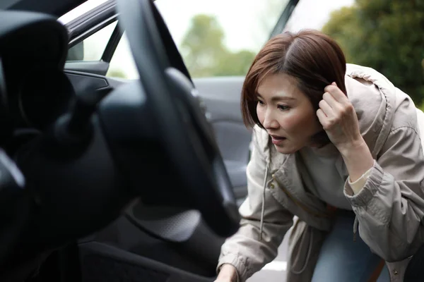 Azji Młoda Kobieta Wypadku Samochodowym — Zdjęcie stockowe